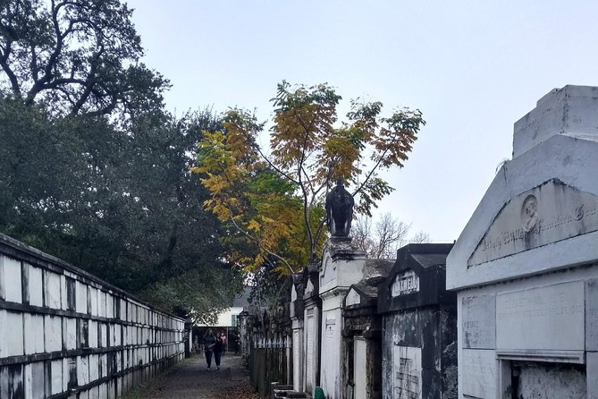 A Local's Garden District Tour - Starting at the Monument to the Immigrant: a smarter way to open New Orleans