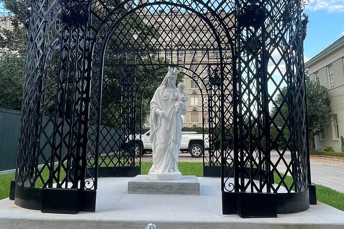 Adults-Only Garden District Cemetery Anne Rice True Crime Tour - Spooky Garden District walks for adults only