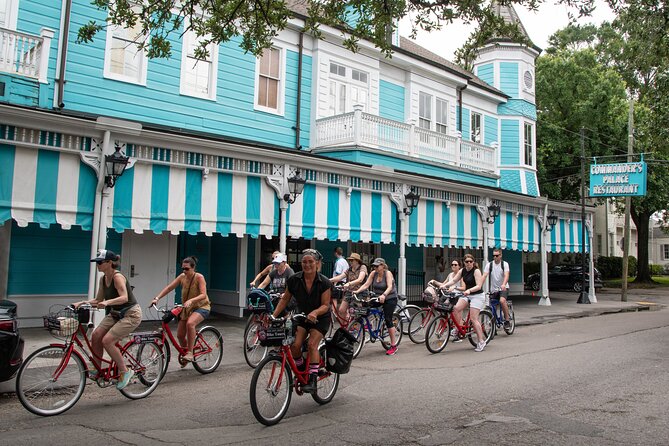 Craft Beer and Garden District Bike Tour in New Orleans - Stop 1 in the Garden District: Live Oaks, Mansions, and the People Behind Them