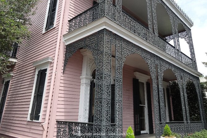 Explore New Orleans' Garden District: Private 2-hour Walking Tour - The included drink and photo time: the small detail that helps