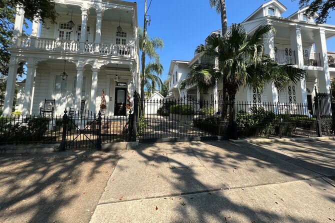 Garden District Architecture Walking Tour in New Orleans - Stop One: Walking the Garden District Like You Mean It