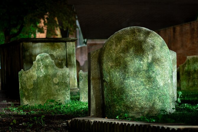 Garden District Celebrities Cemeteries Mansions and Mysteries Walking Tour - Stop 1: Lafayette Cemetery #1 and why the design feels eerie