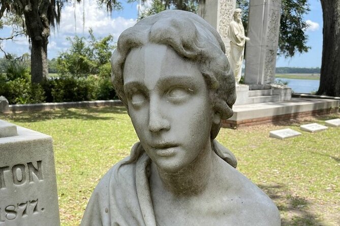 Garden District Celebrities Cemeteries Mansions and Mysteries Walking Tour - Stop 4: Women’s Guild of the New Orleans Opera and the mansion blend