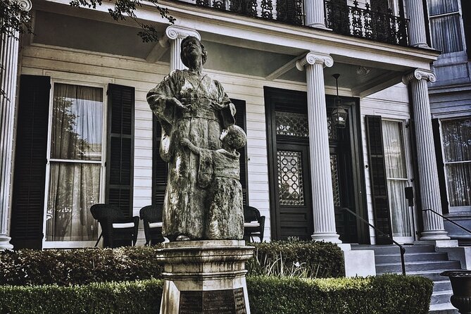 Garden District Celebrities Cemeteries Mansions and Mysteries Walking Tour - Stop 5: 2340 Prytania St and early Garden District endurance