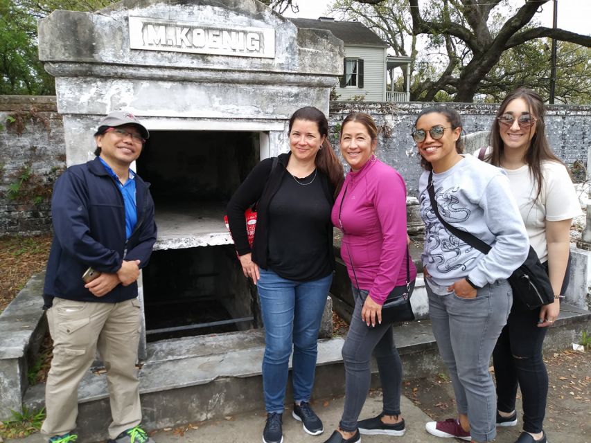 Glamorous Garden District Tour - Lafayette Cemetery: Where Burial Traditions Become Part of the Visit