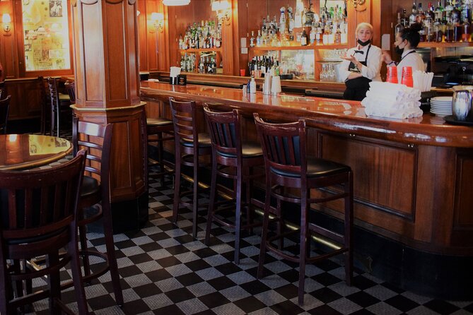 New Orleans Award Winning Cocktail Tour of the French Quarter - What the guides are like (and why it matters)