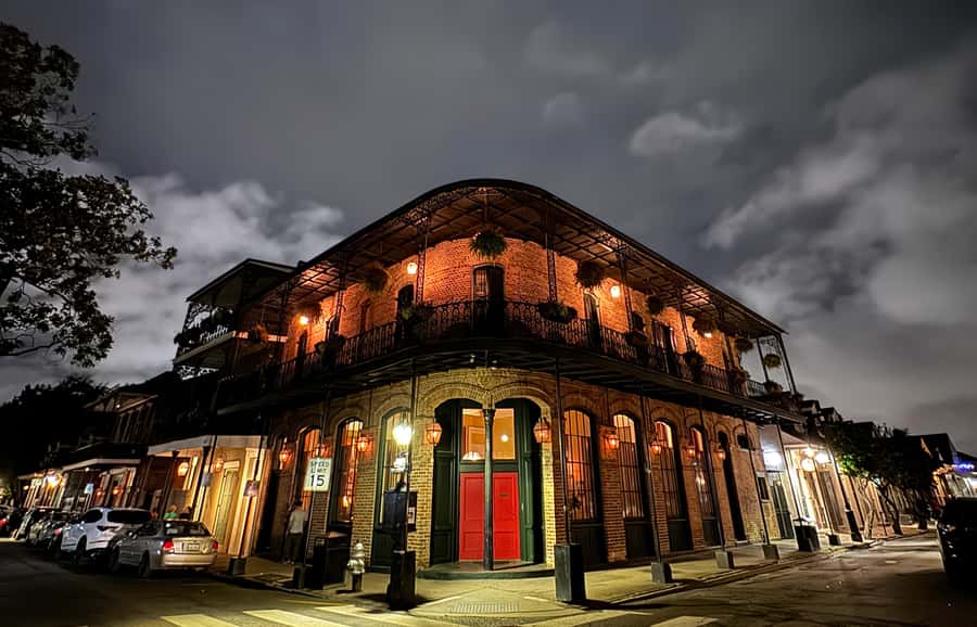 New Orleans: French Quarter Ghosts Haunted Walking Tour - Chartres and Royal Streets: architecture that amplifies the mood