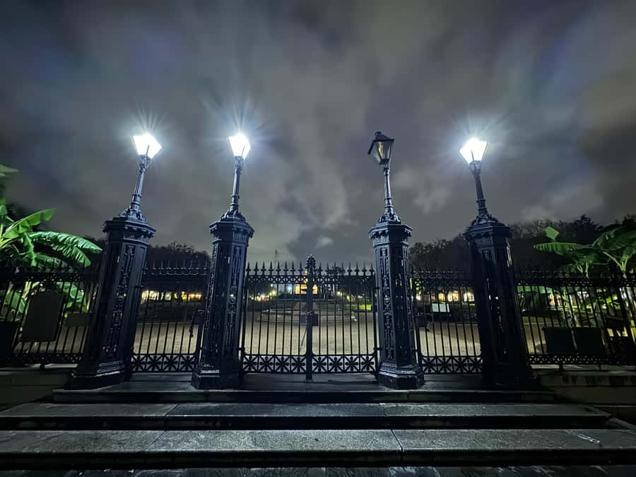 New Orleans: French Quarter Ghosts Haunted Walking Tour - The option to sit through a séance
