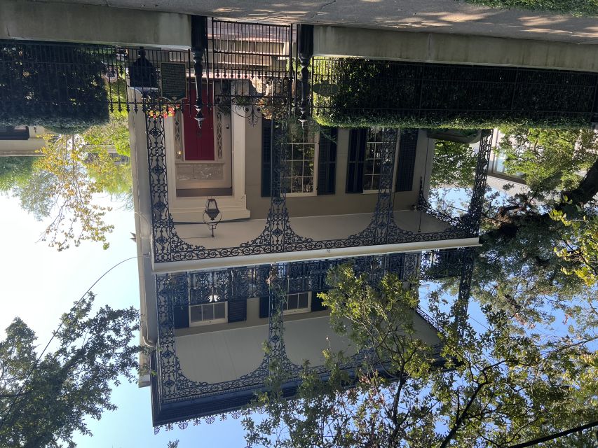New Orleans : Garden District Architecture Walking tour - Lafayette Cemetery and Above-Ground Burial Traditions (But You May Not Enter)