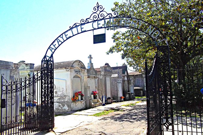 New Orleans Garden District- At your own pace. Downloadable audiovisual tour. - Starting in the Garden District: St. Charles Ave First, Streetcar Easy Later