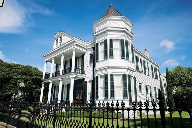 New Orleans Homes of the Rich and Famous Tour of the Garden District - Guides and the tone of the experience: Bob, Jet, Chase, and more