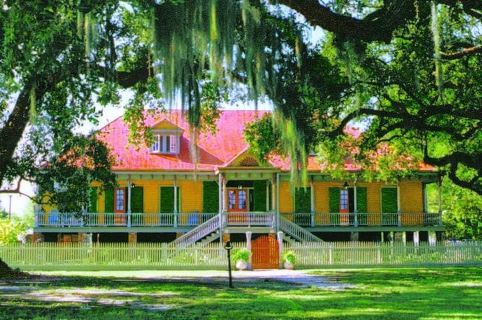 New Orleans: Oak Alley & Laura Plantation Tour w/Transport - Oak Alley Plantation: 300-year-old oaks and Mississippi River photo stops