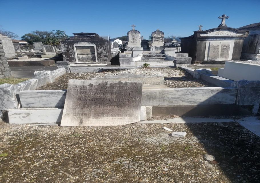 New Orleans: Secrets and Societies Cemetery Experience - Meeting at G’s Pizza and getting ready for a cemetery walk