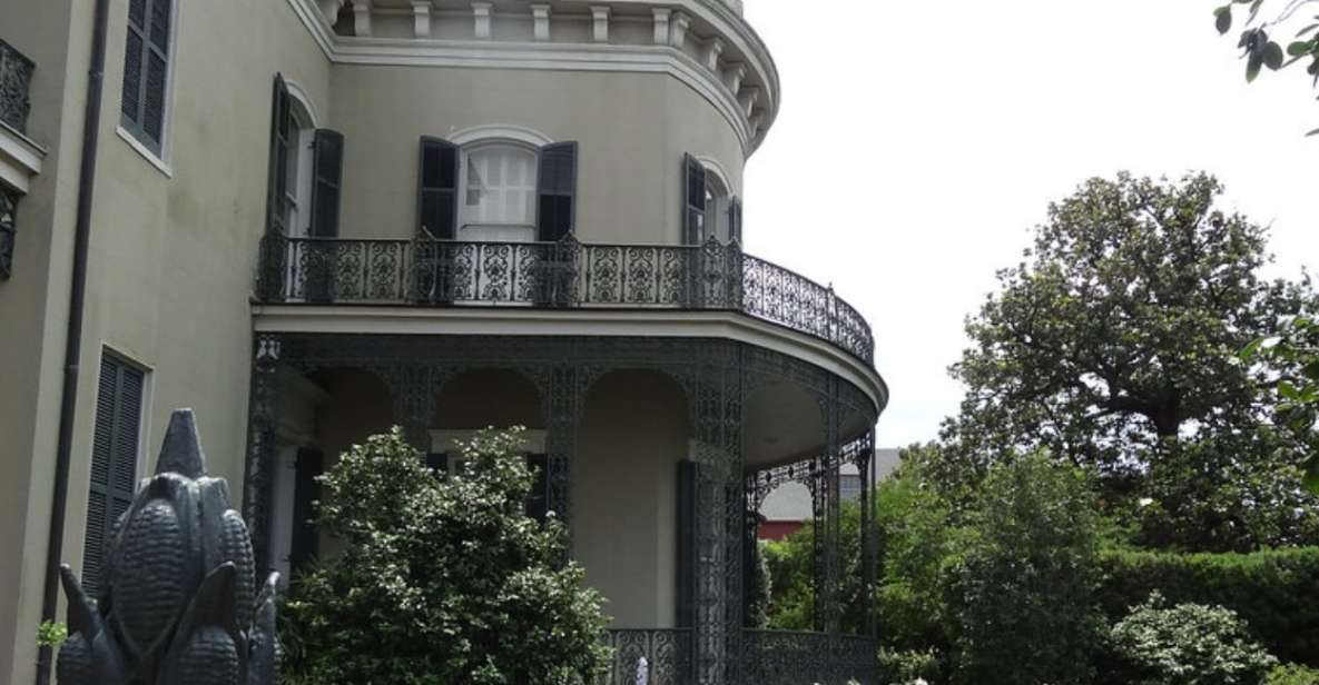 New Orleans: Tombs and Mansions of the Garden District - Lafayette Cemetery’s above-ground tombs: a chilling start done respectfully