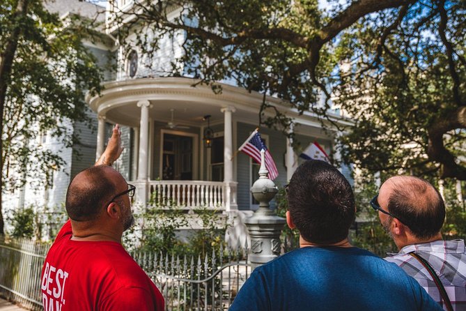 New Orleans Walking Tour: Garden District Stories - Lafayette Cemetery: tomb stories even when the gates are closed
