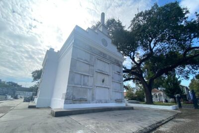 Night Cemetery Insiders Bus Tour in New Orleans - Picking the right mental mode for a cemetery tour (especially at night)