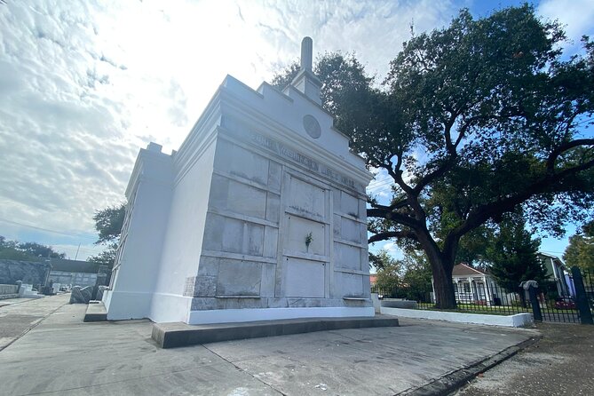 Night Cemetery Insiders Bus Tour in New Orleans - Picking the right mental mode for a cemetery tour (especially at night)