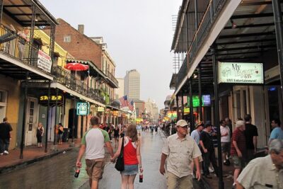 Oak Alley Plantation and New Orleans City and Cemetery Tour - Getting on board: pickup timing, mini-bus comfort, and pacing