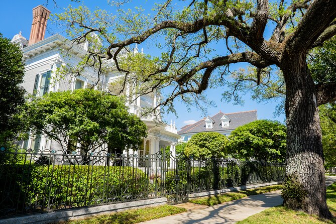 Private Garden District Walking Tour - Entering the Garden District with a guide who can change the route