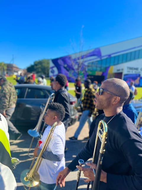 Second Line Tour & Music Experience - The 150-minute flow: parade motion, street-level viewing, then local food
