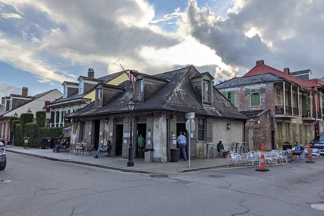 Self-Guided Walking Tour French Quarter In New Orleans - Stop 4: Washington Artillery Park, the cannon, and the Mississippi view
