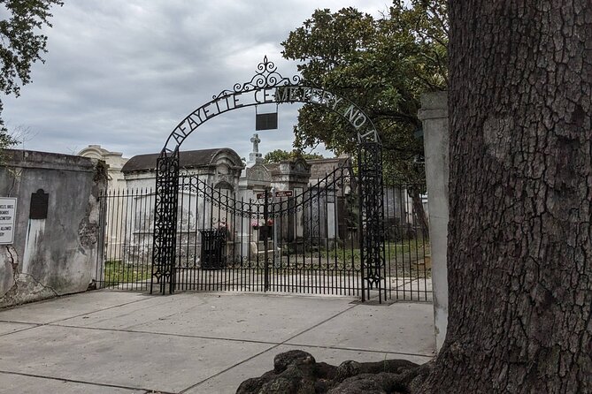Self Guided Walking Tour of New Orleans' Historic Garden District - Walter Grinnan Robinson House: The First Indoor Plumbing Moment