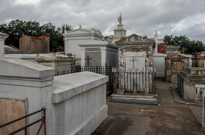 St Louis Cemetery No.3 New Orleans Burial Tradition Audio Guide - Staring at tombs is easy. Getting the most from them takes a plan