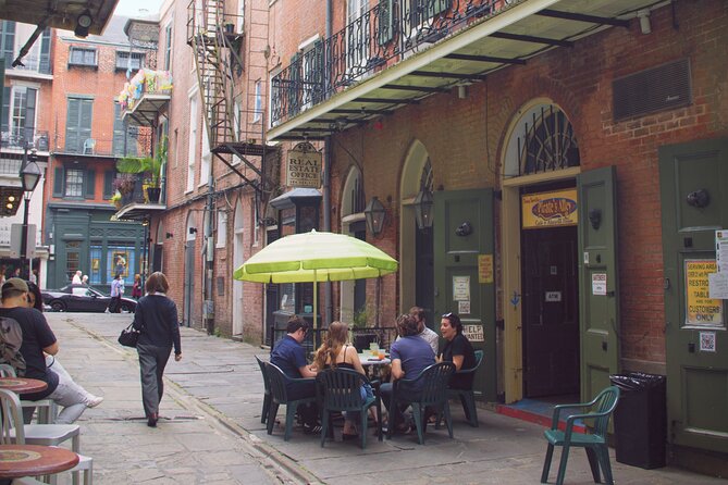 The French Quarter History Tour - Cafe du Monde: Passing the Oldest Coffee House and the Beignet Backstory